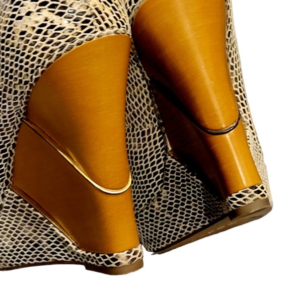 B. Makowsky snakeskin look wedge heels size 6.5 - Picture 8 of 11